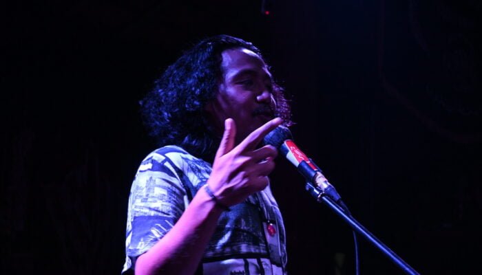 Di Beranda Rumah Tua, Tikus Merobek Bendera Merah-Putih