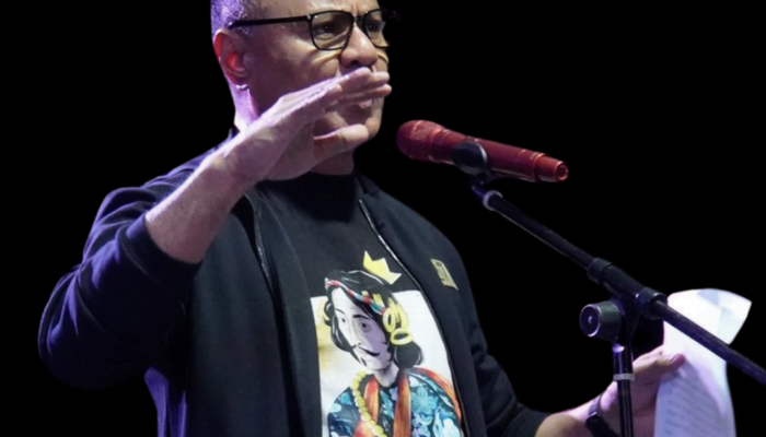 Pakai Baju Kapita Ayah Erik Mendukung Produk Brand Lokal