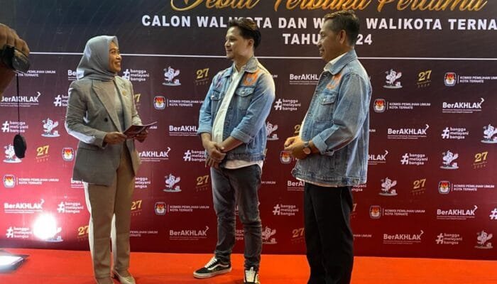 Penampilan Saat Debat Erwin dan Zulkifli Menarik Perhatian Menggunakan Outfit Kasual