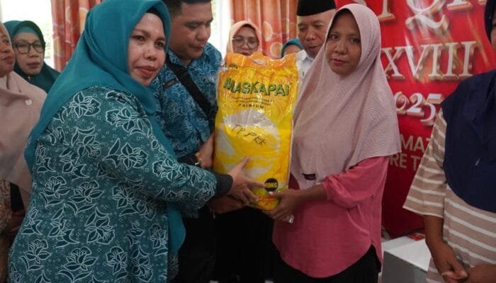 TP PKK dan DWP Kota Tidore Kepulauan Salurkan Bantuan Sembako untuk Kaum Duafa dan Anak Yatim