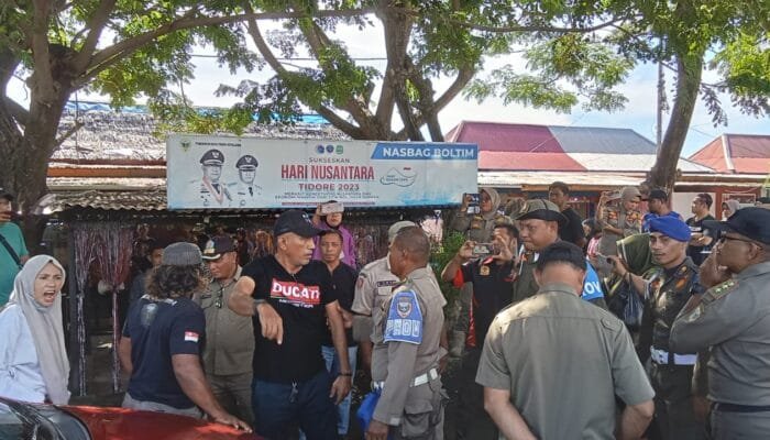 Satpol PP Paksa Pengosongan Kedai Nasbag di Pantai Tugulufa, Pemilik Protes