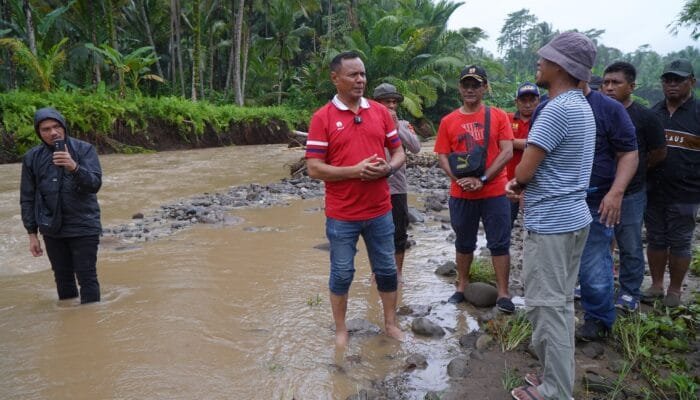 Bergerak Cepat, Wali Kota Tidore Langsung Tinjau Kondisi Jalan dan Sungai Terdampak Banjir di Dusun Toe Kecamatan Oba