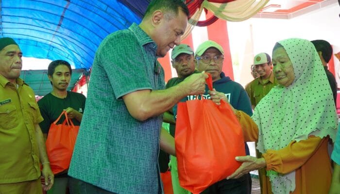 Wali Kota Tidore Salurkan Bantuan Pangan Gratis di Kecamatan Oba Utara
