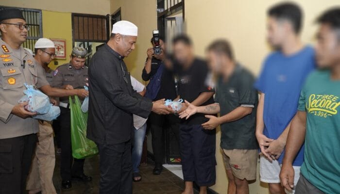 Wali Kota Tidore Sambangi Tahanan dan Berikan Takjil