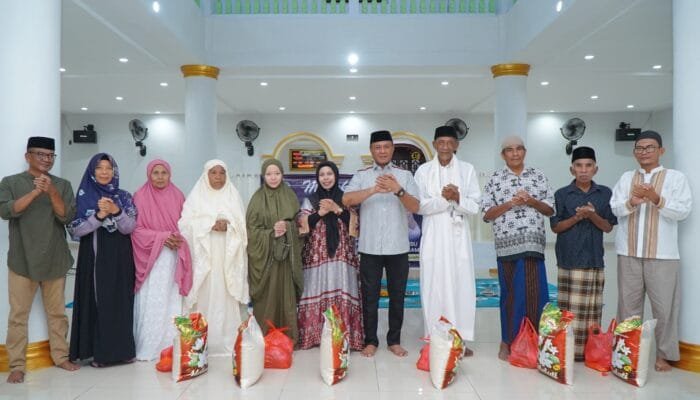 Wali Kota Tidore Serahkan Paket Sembako dalam Kegiatan Mareku Berbagi