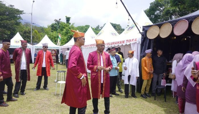 Kunjungi Stand Ekraf di Puncak Perayaan Hari Jadi Tidore, Wali Kota Ajak Masyarakat Nikmati Produk Lokal