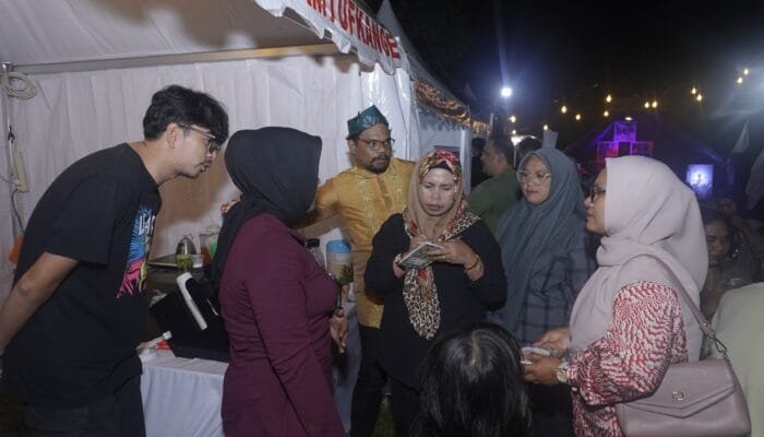 Tinjau Stand UMKM Di HJT ke 917, Ketua PKK Tidore Berharap UMKM di Tidore Terus Tumbuh dan Berkembang di Sektor Ekraf