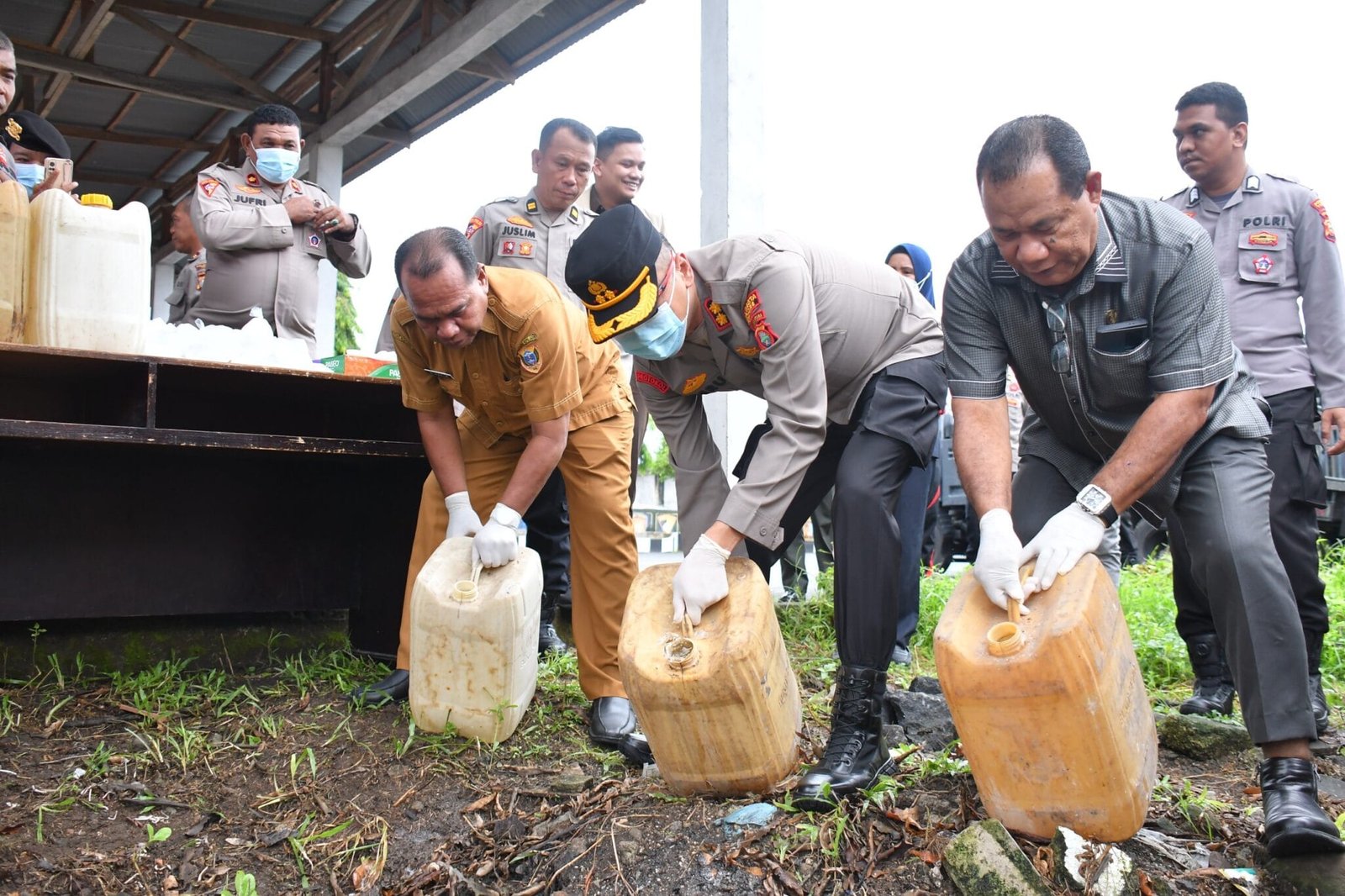 Polresta Tidore Musnahkan Barang Bukti Miras Hasil Operasi Pekat ...