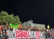 “Show Israel the Red Card”: Suporter Malut United Kibarkan Bendera Palestina di Gelora Kie Raha