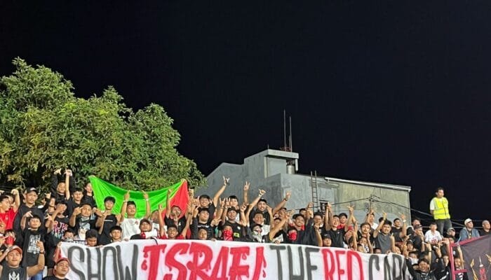 “Show Israel the Red Card”: Suporter Malut United Kibarkan Bendera Palestina di Gelora Kie Raha