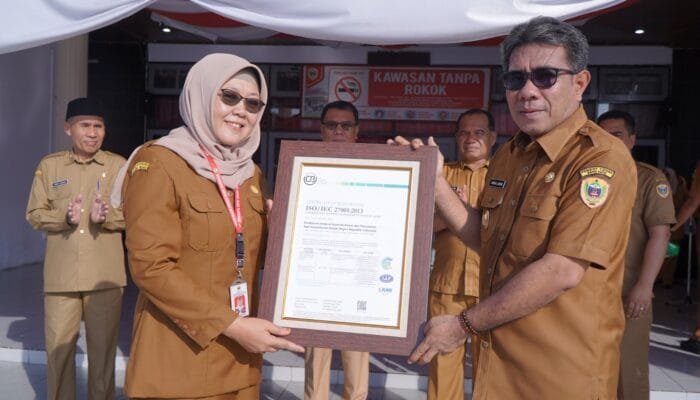 Dinas Dukcapil Kota Tidore Kepulauan Terima Sertifikat ISO 27001 dari Kementerian Dalam Negeri