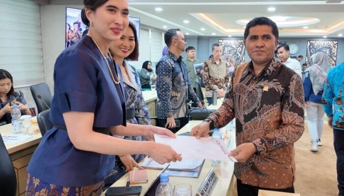 Hasby Yusuf Serahkan Rekomendasi Pengembangan Pariwisata Maluku Utara ke Menteri Pariwisata