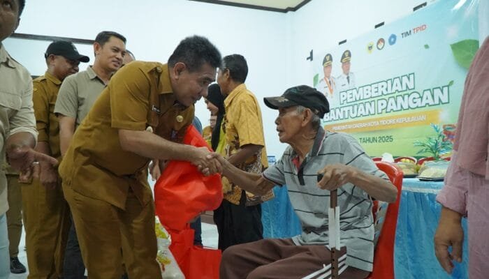 100 Hari Kerja, Wali Kota dan Wakil Wali Kota Tidore Salurkan Bantuan Pangan Gratis untuk Masyarakat Oba dan Oba Selatan