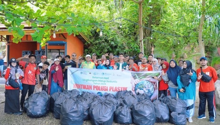 Peringati Hari Lingkungan Hidup Sedunia, DLH dan TP-PKK Tidore Gelar Aksi Bersih Plastik di Desa Wisata Akebay