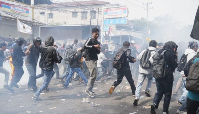 Chaos Demo di Gedung DPRD Ternate, Beberapa Mahasiswa Pingsan 1 Patah Kaki