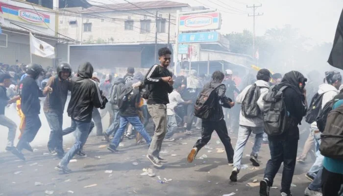 Chaos Demo di Gedung DPRD Ternate, Beberapa Mahasiswa Pingsan 1 Patah Kaki