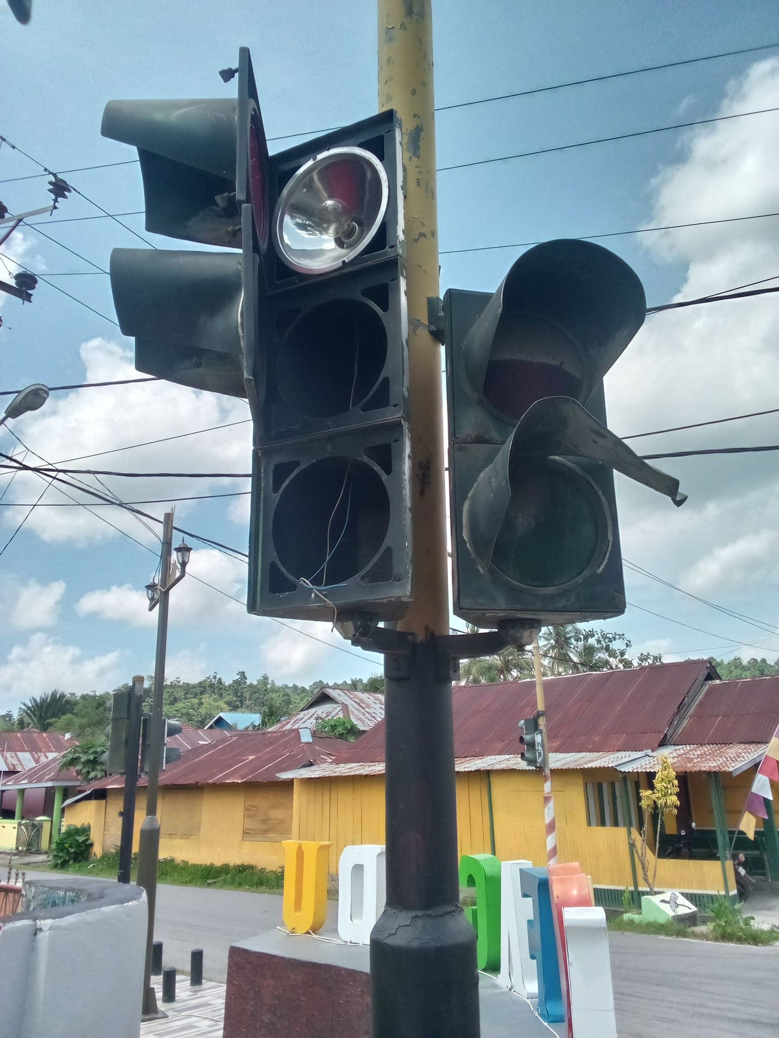 Kondisi Lampu Merah di Kota Sanana yang sekian lama tak aktif. Foto/Istimewah