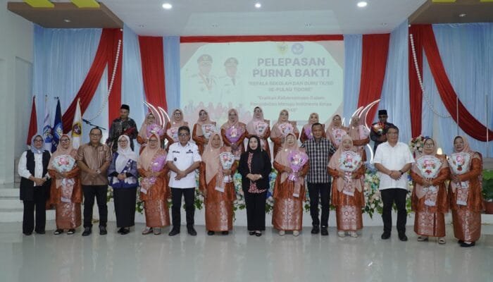 18 Kepala Sekolah dan Guru di Pulau Tidore Purna Bakti, Wali Kota Sampaikan Apresiasi
