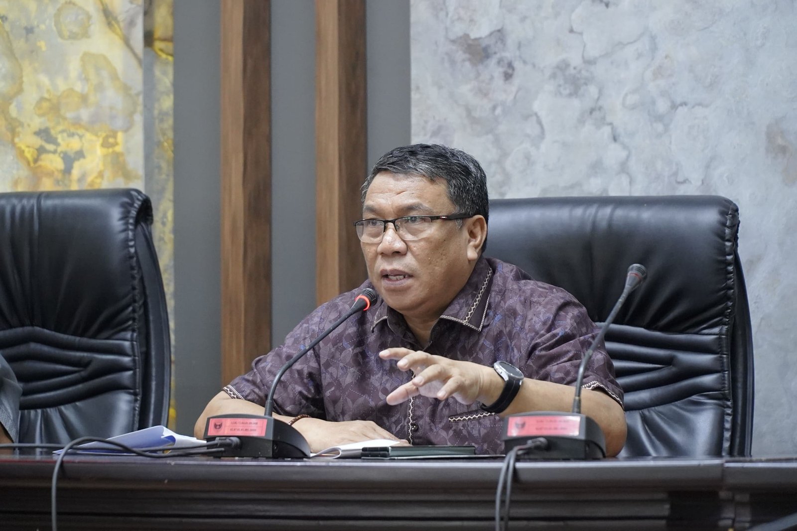 Sekretaris Daerah (Sekda) Kota Tidore Kepulauan Ismail Dukomalamo menekankan pentingnya Koordinasi untuk memastikan semua program terkoordinasi dengan baik pada rapat bersama dengan OPD ruangan Walikota.