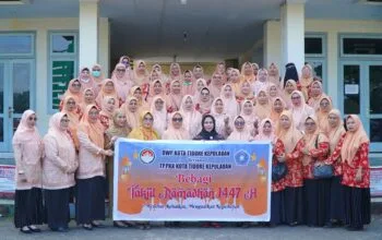 Tebar Kebaikan Ramadan, DWP dan TP PKK Tidore Berbagi Takjil untuk Pasien dan Anak Panti