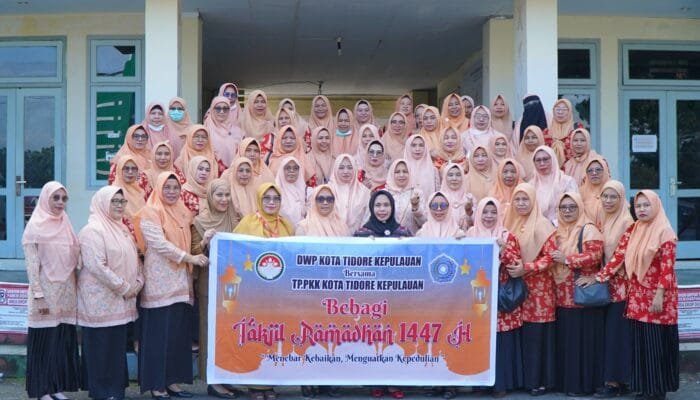 Tebar Kebaikan Ramadan, DWP dan TP PKK Tidore Berbagi Takjil untuk Pasien dan Anak Panti