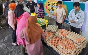 Ramadhan Berkah, HIPMI Ternate Sukses Gelar Pasar Murah dan Bagi Takjil untuk Warga