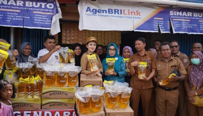 Pastikan Dapur Warga Tetap Stabil Gubernur Sherly Turun Langsung Kawal Harga Minyak dan Beras Murah di Galala