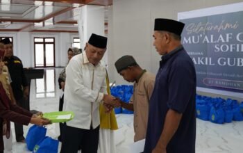 Wagub Malut Salurkan Zakat dan Bantuan Bagi 100 Mualaf Serta Mustahik di Sofifi