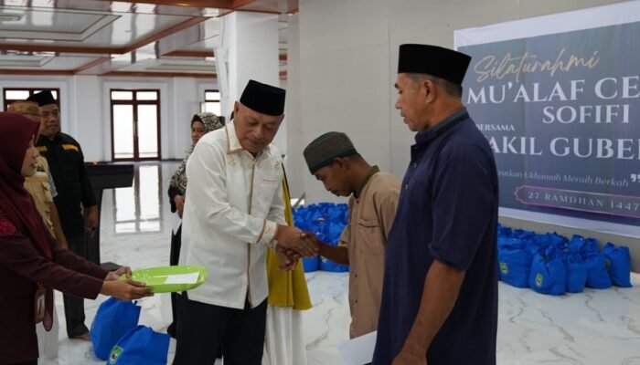 Wagub Malut Salurkan Zakat dan Bantuan Bagi 100 Mualaf Serta Mustahik di Sofifi