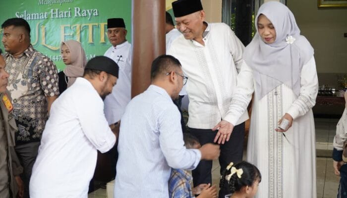 Wagub Sarbin Sehe Adakan Open House Ajak Warga Jaga Keharmonisan Persaudaraan