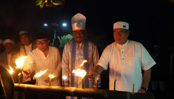 Wawali dan Sultan Tidore Nyalakan Obor di Kedaton; Sambut Lailatul Qadar 1447 H