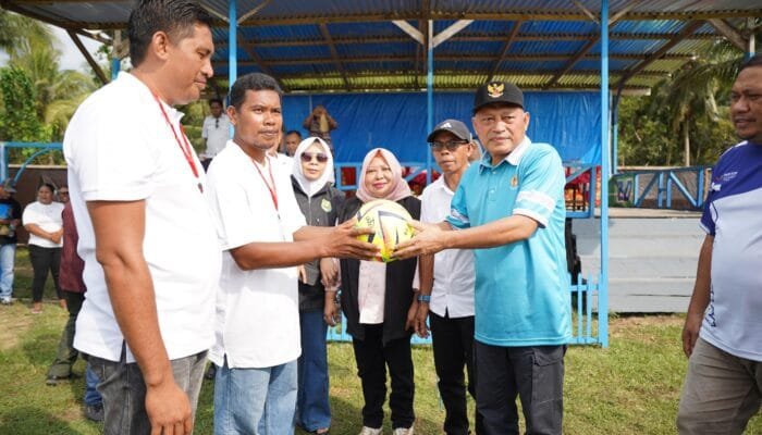 Wagub Sarbin Sehe Buka Bola, Serta Penggalangan Dana Rumah Ibadah
