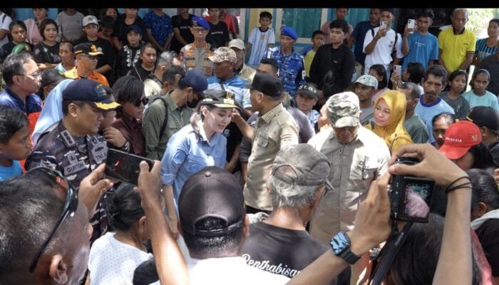 Tinjau Batang Dua, Gubernur Sherly Pastikan Bantuan Pemprov Segera Disalurkan