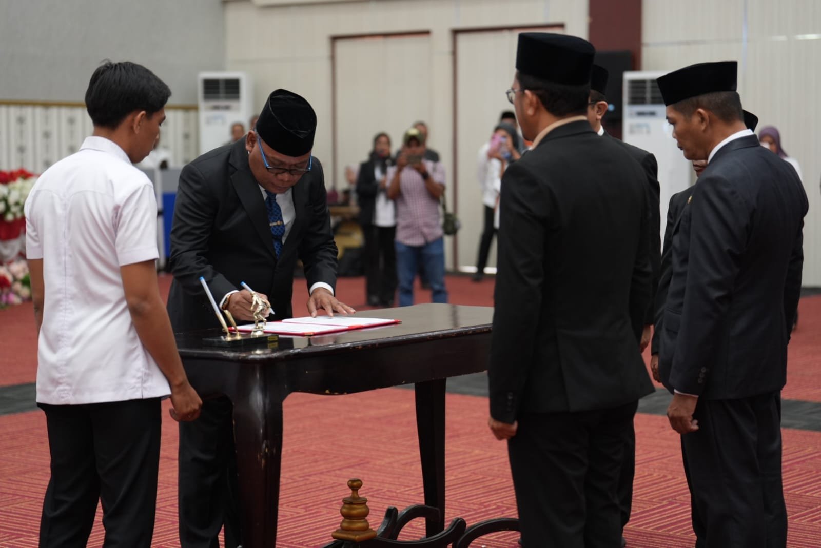 Pelantikan pejabat Pemprov Malut dilakukan oleh Sekretaris Daerah Provinsi Maluku Utara, Samsuddin A. Kadir, atas nama Gubernur Sherly Tjoanda, di Aula Lantai II Kantor Gubernur Maluku Utara, Sofifi, Rabu (15/4).