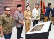 Prosesi penandatanganan prasasti Aula Pertemuan KPU Malut oleh Ketua KPU RI, Wakil Ketua Komisi II didampingi Gubernur Maluku Utara dan sejumlah pejabat terkait.