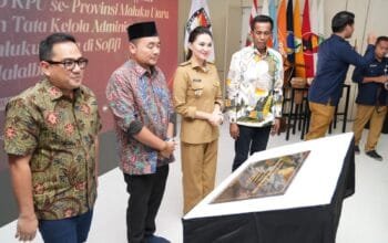 Prosesi penandatanganan prasasti Aula Pertemuan KPU Malut oleh Ketua KPU RI, Wakil Ketua Komisi II didampingi Gubernur Maluku Utara dan sejumlah pejabat terkait.