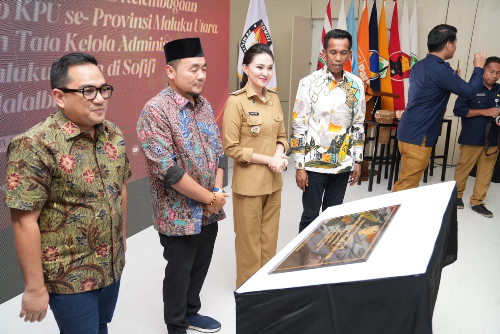 Prosesi penandatanganan prasasti Aula Pertemuan KPU Malut oleh Ketua KPU RI, Wakil Ketua Komisi II didampingi Gubernur Maluku Utara dan sejumlah pejabat terkait.