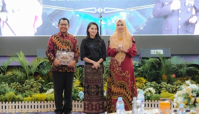 Sinergi dan Kolaborasi Jadi Kunci, Gubernur Sherly Apresiasi Irjen Pol Waris Agono dan Sambut Kapolda Baru Brigjen Pol Arif Budiman