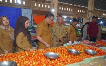 Sekda Tidore Sidak Pasar Jelang Idul Adha, Pastikan Harga dan Pasokan Bahan Pokok Stabil
