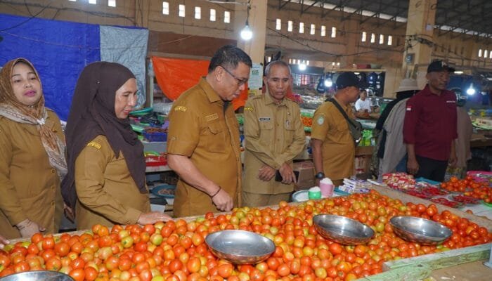 Sekda Tidore Sidak Pasar Jelang Idul Adha, Pastikan Harga dan Pasokan Bahan Pokok Stabil