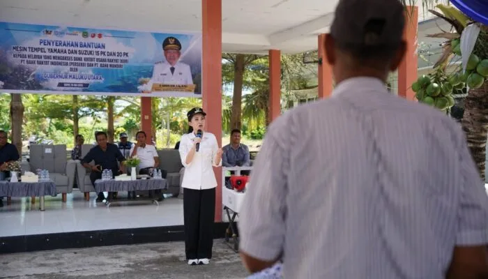 Gubernur Sherly Serahkan Bantuan Mesin Kapal, Perkuat Akses KUR dan Perlindungan Nelayan