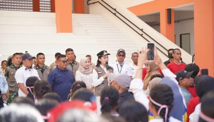 Gubernur Sherly Tanamkan Semangat Kemerdekaan Pada Siswa SR Terintegrasi 3