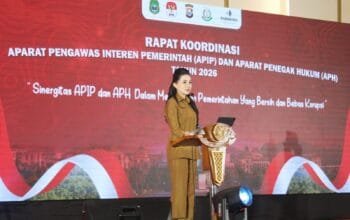 Gubernur Maluku Utara Sherly Tjoanda saat membuka Rapat Koordinasi APIP dan APH 2026 di Bela Hotel, Ternate, Selasa (18/8/2026), yang ditandai dengan pemukulan gong.