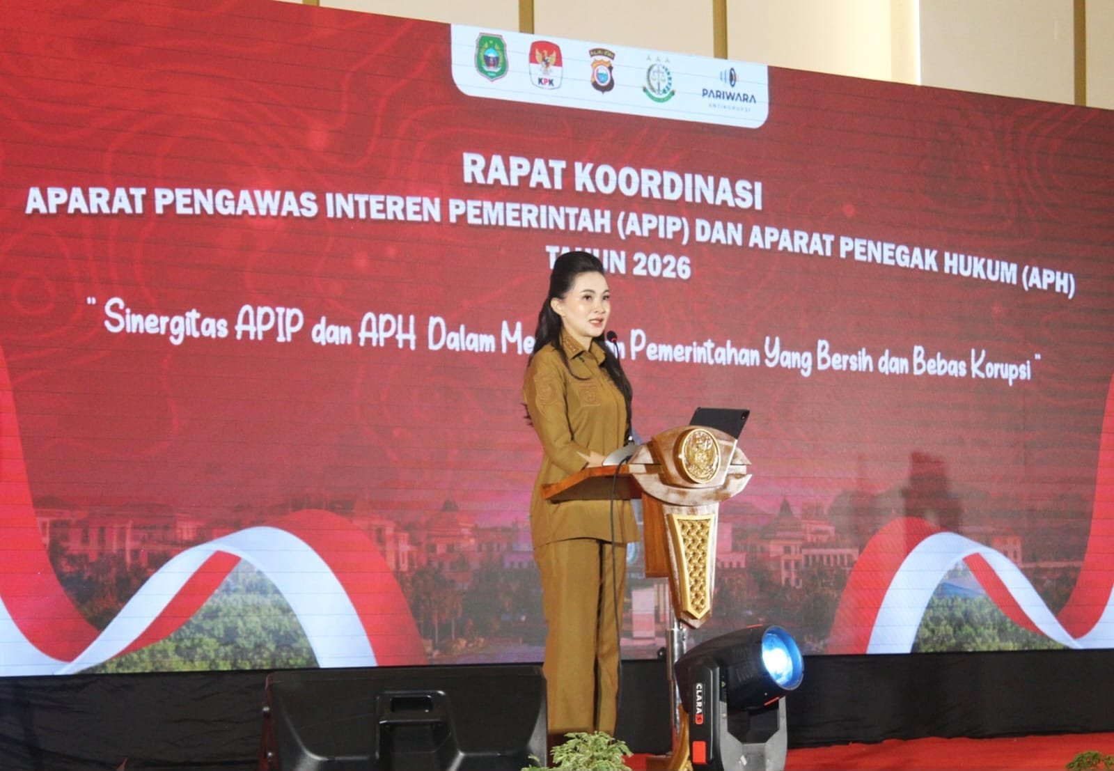 Gubernur Maluku Utara Sherly Tjoanda saat membuka Rapat Koordinasi APIP dan APH 2026 di Bela Hotel, Ternate, Selasa (18/8/2026), yang ditandai dengan pemukulan gong.