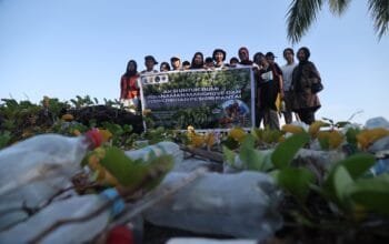 Perkumpulan PakaTiva Menutup Camp Estuaria Dengan Aksi Bersih Pantai dan Penanaman Mangrove