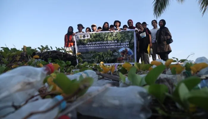 Perkumpulan PakaTiva Menutup Camp Estuaria Dengan Aksi Bersih Pantai dan Penanaman Mangrove