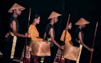 Sanggar Folakatu Art Pentaskan “Kole Namo Baikole” Sayap Cahaya di Atas Negeri Rempah