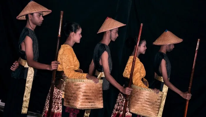 Sanggar Folakatu Art Pentaskan “Kole Namo Baikole” Sayap Cahaya di Atas Negeri Rempah